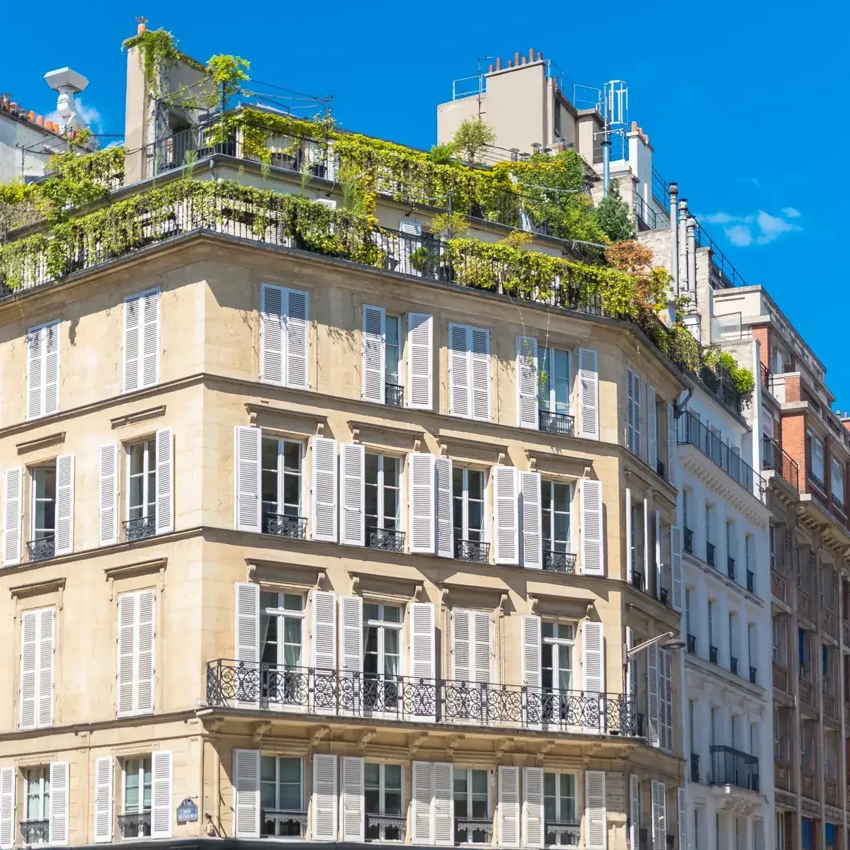 Immeuble ancien d’angle aux terrasses végétalisées, rive gauche à Paris