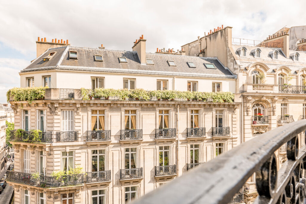 Vue d'un balcon sur des immeubles parisiens
